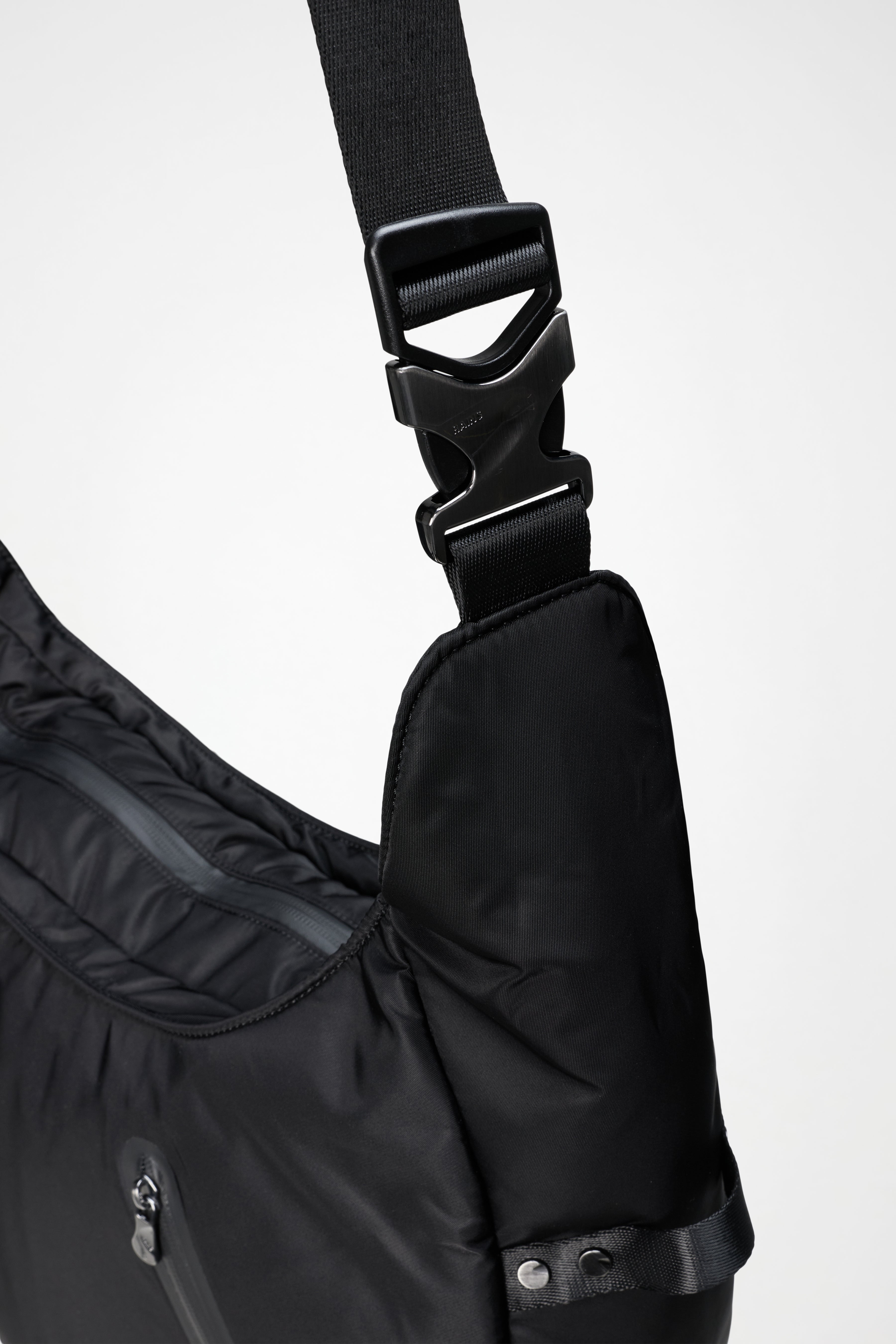 RAINS Delphi Shoulder Bag Large Black 28L H45 x D14 x W32 cm Shoulder Bag
